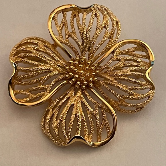 CROWN TRIFARI GOLD TONE TEXTURED FLOWER SIGNED BROOCH/PIN VINTAGE 1950’S - Picture 6 of 6